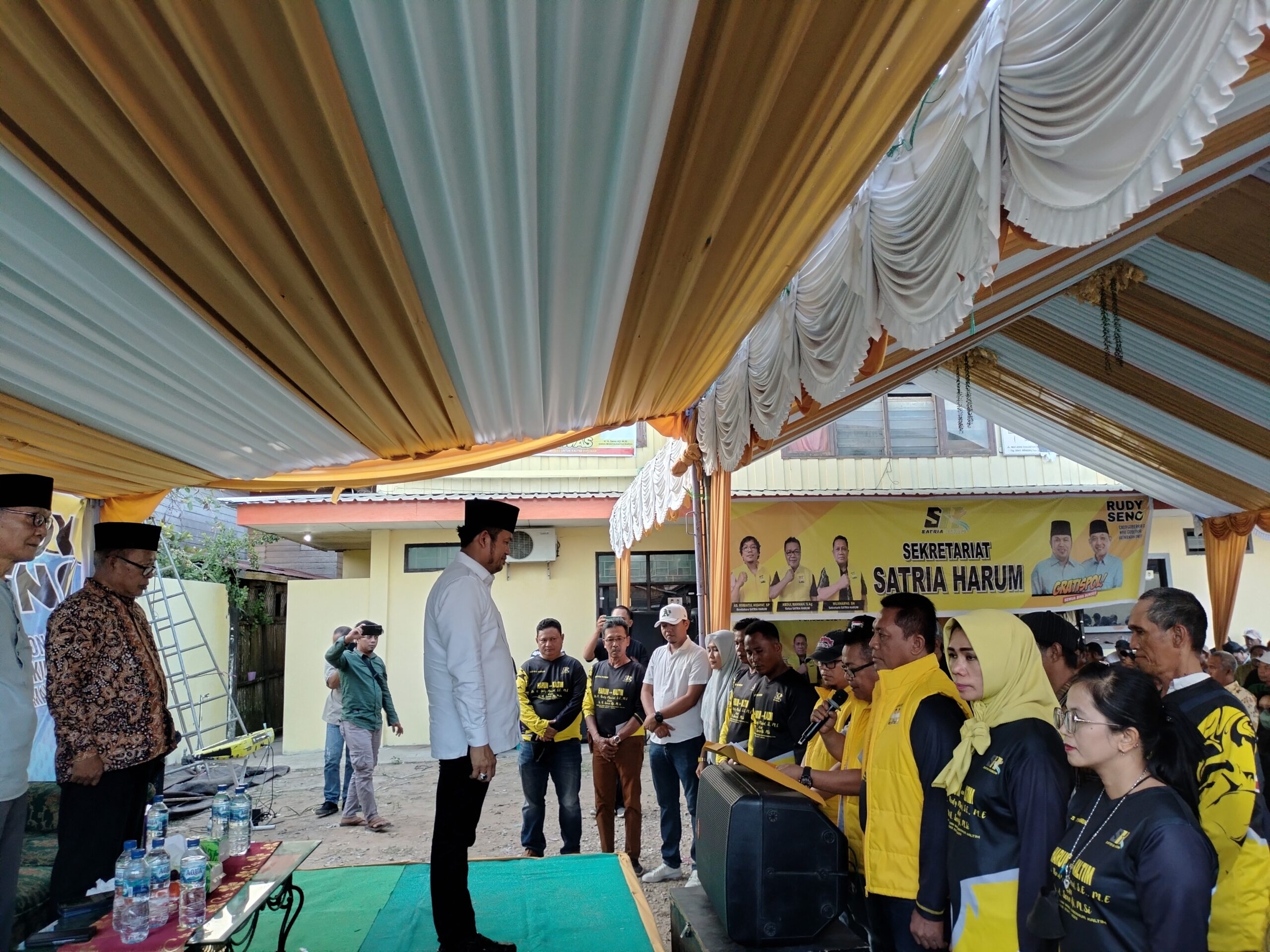 Foto: Rudy Mas’ud dengan ketua relawan satria harum